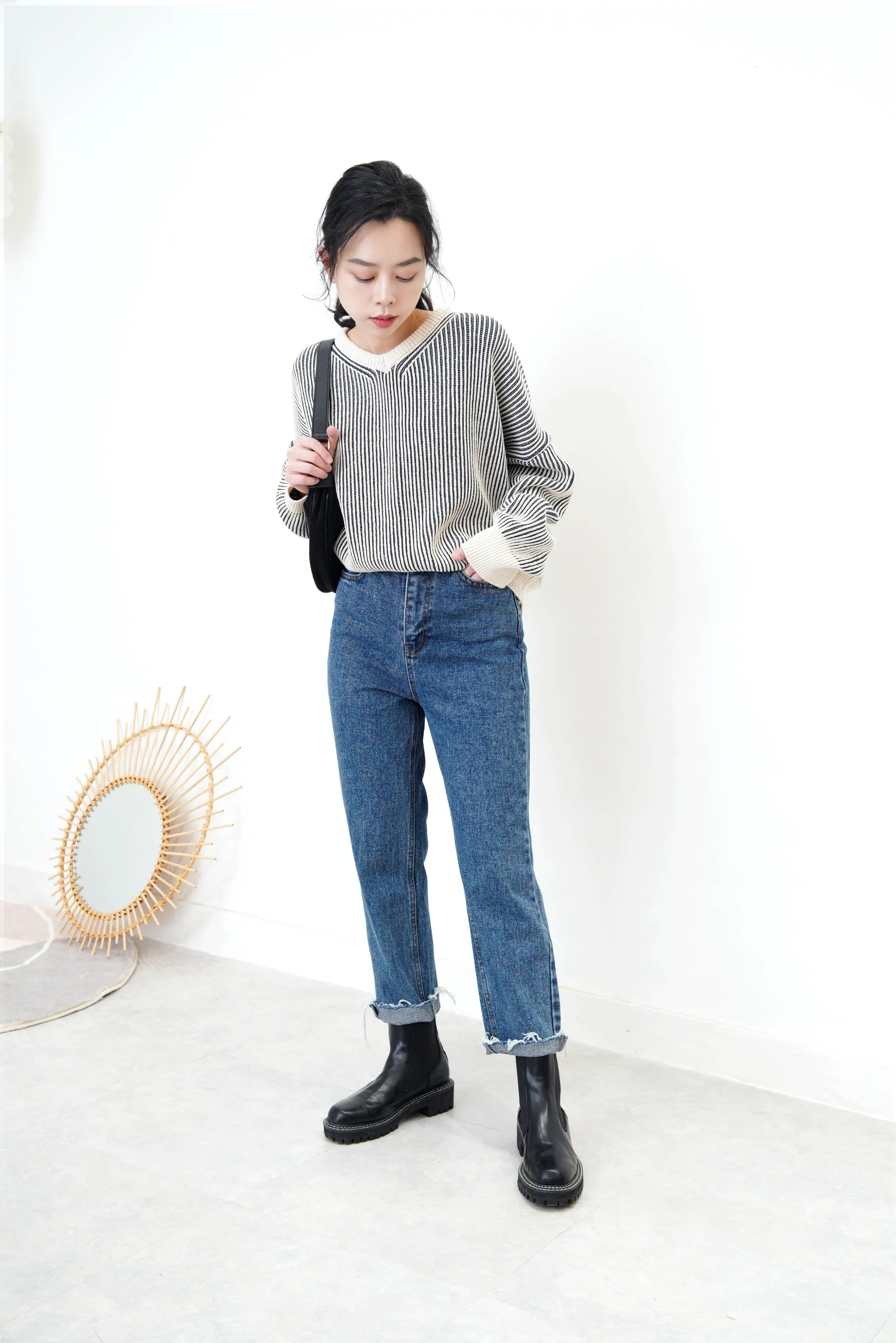V neck sweater in navy stripes texture
